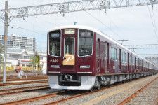 阪急電鉄、京都線の新型車両2300系お披露目　7月運行開始、有料指定席も