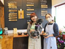 看板犬のポポ店長を抱く百香さんと母・潮美さん