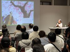 横手市増田まんが美術館で開かれた漫画家の村上もとかさんのトークイベントの様子