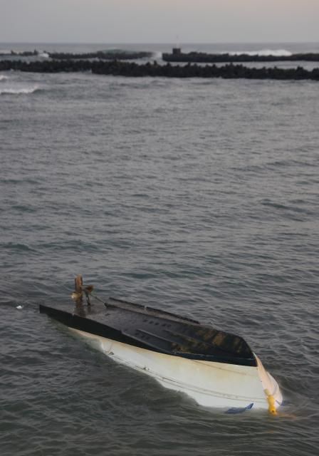遊漁船転覆２人死亡　宮崎市の大淀川河口、４人は助かる