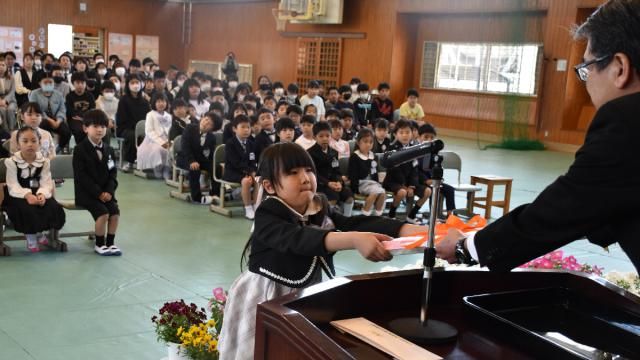 「友達たくさんつくる」　宮崎県内７市町村小学校入学式