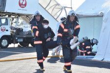 多くの負傷者が発生したとの想定で行った航空機事故対応の総合訓練＝２１日午後、宮崎市・宮崎空港