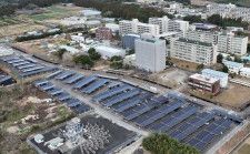 宮崎大木花キャンパス南側駐車場に設置されたカーポート型太陽光発電施設＝１月下旬、宮崎市（同大学提供）