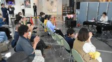 多くのリスナーらが訪れたエフエム宮崎の公開生放送＝１日午後、宮崎市・宮日会館