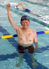 １００メートル平泳ぎで世界新記録を達成した押川義克さん＝６日午後、宮崎市・ルネサンス宮崎