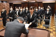 新人５３人「誠実に職務」　宮崎県病院局の辞令交付式