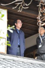 若山牧水生家の２階から尾鈴の山並みを眺める吉川宏志さん（左）＝２月、日向市東郷町