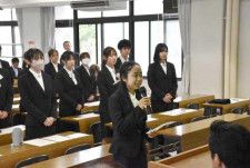 ひなた教師セミナーで１年生を代表し決意を述べる押川愛茉さん＝１７日午後、宮崎市・宮崎大