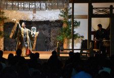 初の高千穂公演で躍動感のある舞を披露する西島数博さん（左）。右は和太鼓奏者の岩切響一さん