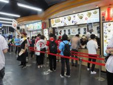 試合開始前に宮崎ギョーザなどを求めて列を作る観客＝２５日午後、東京都新宿区の神宮球場
