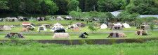 色とりどりのテントが張られ、県内外のキャンパーでにぎわうスノーピーク都城キャンプフィールドのキャンプサイト＝２７日午後、都城市関之尾町