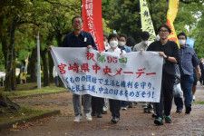 賃上げや平和の実現などを訴えた県中央メーデー＝１日午前、宮崎市の宮崎中央公園