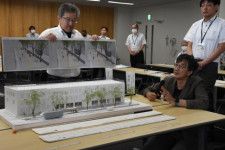 高千穂通りのデザインについて、模型を使いながら意見を交わす委員ら＝８日午前、県庁