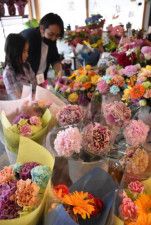 色とりどりの花の中から「母の日」の贈り物を選ぶ家族連れ＝１１日午後、宮崎市太田２丁目「ＭＡＫＡＮＡ　ＯＨＡＮＡｄｅｃｏ」