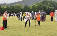 はつらつとプレーを楽しむグラウンドゴルフの参加者たち＝１９日午前、宮崎市・ひなた県総合運動公園