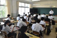 昨年の県内公立学校の教員採用試験。出願倍率は４年連続で過去最低となっている＝２０２３年７月、宮崎市