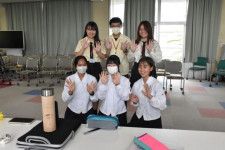 台湾の高校生と動画を撮影する宮崎商業高の生徒