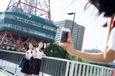 修学旅行で「メイク禁止・スマホ禁止」に納得がいかない生徒たち　「一律NGにせざるを得ない」学校側の譲れない事情とは