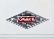 【愛され続けるクーラーボックス】コールマンの70周年記念モデル「54QT 70th リミテッド スチールベルトクーラー」に超注目！