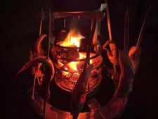 【BBQが楽しい季節】“組み立て式卓上囲炉裏”“極厚アルミ製焚き火台”ほか 料理もできて焚き火も楽しめる最新キャンプギア3選