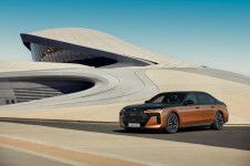 BMW i7（電気自動車）に、リーズナブルな後輪駆動モデルと圧倒的性能を誇るMハイパフォーマンスモデルを追加
