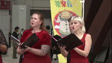「地震発生時刻に合わせ歌声披露」アメリカの合唱団が被災者を歌で励ます