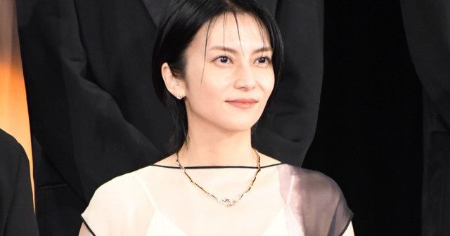 柴咲コウ、スラリとした二の腕のぞかせる透け感ドレスで魅了　自身の信じるものを告白