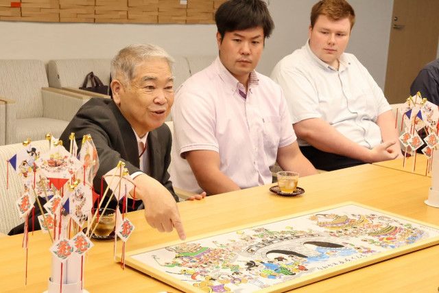 クラシック 長崎くんちの「たぬき絵」市長に贈呈 堤さんが手ぬぐいとハタ カード・カードストック