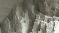 幻想的な石の地下空間！500年以上の歴史がある現役の採石場を見学｜島根県大田市