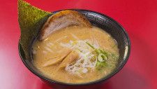 今まで味わったことのない牛骨スープ！鶏白湯との出会いで進化系牛骨ラーメンに！｜鳥取県北栄町