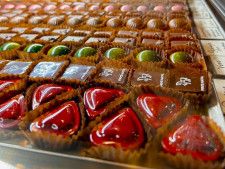 バレンタインギフトも登場！宝石のようなチョコレートが並ぶ洋菓子店「ペイナタル」｜松江市