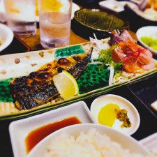 ボリュームたっぷり！品数豊富な定食ランチがリーズナブルに味わえる、鳥取駅前通りの「元気酒場 はれるや」｜鳥取市