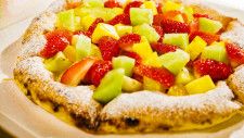 まるでケーキなフルーツ盛り盛りピザ！本格ピザ店で生み出される大胆メニュー！｜鳥取県伯耆町