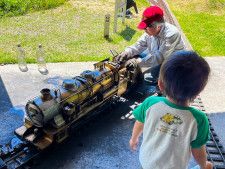 大きな公園内にある日本初の「ミニSL博物館」 手作りのSLに子供も大人も乗ることもできる！｜鳥取県八頭町