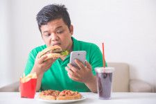 注意散漫が過食を招く！食事中のスマホが危険な理由とは？