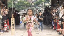 のぼってこーい　こどもの日恒例の「長坂のぼり大会」　長崎市・諏訪神社