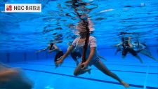 子どもたちが100キロ以上の神輿を担いで立ち泳ぎ！「長崎游泳協会」伝統の「大名行列」