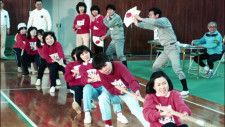 昭和の綱引きブームで女性大会も「花のOL綱引き大会」写真でタイムマシーン　長崎