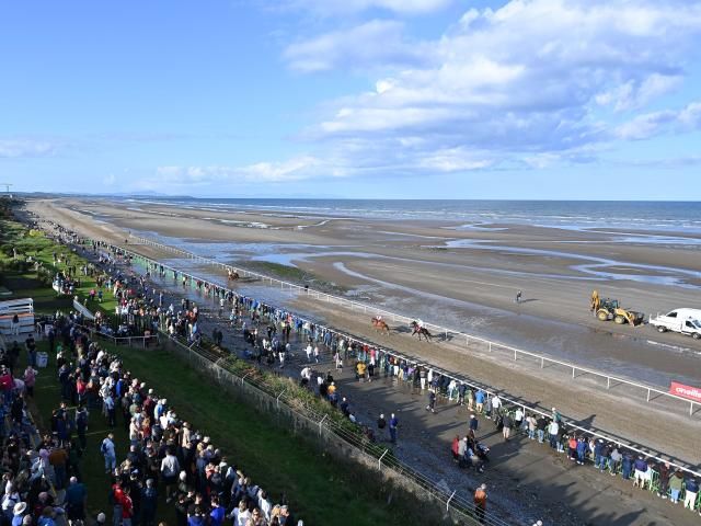競走馬が海岸線を疾走！ 馬券も発売されるアイルランドの“砂浜競馬”