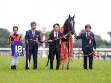 JRA通算100勝を安田記念で達成した林徹調教師(左から2人目、撮影：下野雄規)