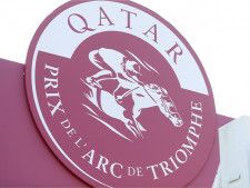 「QATAR」の文字が刻まれた凱旋門賞のロゴマーク(撮影：高橋正和)