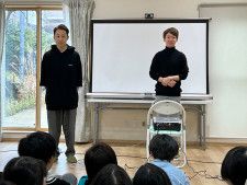 子どもたちの質問に答える藤岡佑介騎手(左)、松山弘平騎手(c)netkeiba