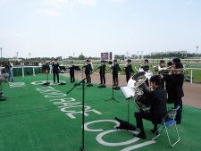 2021年に東京競馬場でファンファーレを演奏するNHK交響楽団(提供：NHK交響楽団)