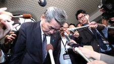 税金滞納問題で神田憲次氏が財務副大臣を辞任。記者団の前で頭を下げた＝１３日午後、東京都千代田区