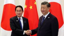 　会談の冒頭で握手する岸田首相（左）と中国の習近平国家主席＝１６日、米サンフランシスコ（代表撮影・共同）