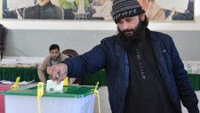 ８日、パキスタンの首都イスラマバードの投票所で票を投じる男性