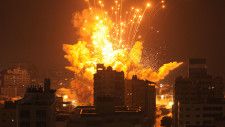 イスラエル軍の空爆を受けるパレスチナ自治区ガザ（パレスチナ自治区）