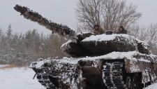 ウクライナ東部ドネツク州で任務に就くレオパルト２戦車＝２月９日（遠藤良介撮影）