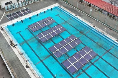 浮体式ペロブスカイト太陽電池、積水化学など閉校プールで実証