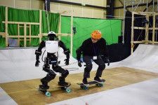 世界初、ロボットがスケートボードを乗りこなした！